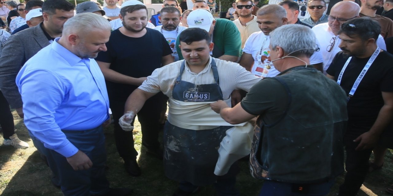 Genç seramik sanatçısı, Uluslararası Menemen Çömlek Festivali'nde şed kuşandı