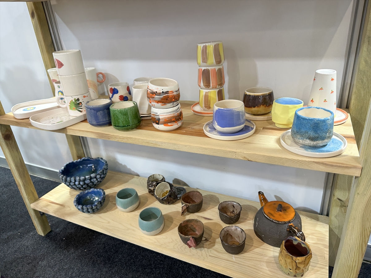 Seramik sanatçısı Rabia Rukiye Adalan, gençlere seramik eğitimi veriyor