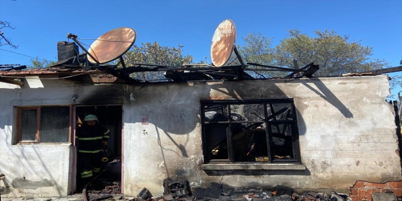Burdur'da bahçede yemek için yakılan ateşin sıçradığı ev yandı
