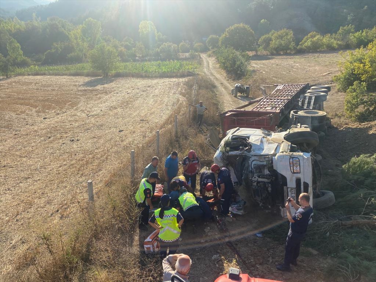 Sakarya'da freni arızalanan tır uçuruma yuvarlandı 1 kişi ağır yaralandı