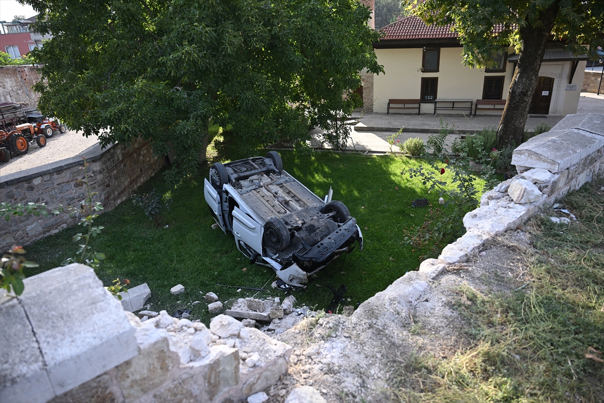 Edirne'de düzensiz göçmenleri taşıyan panelvan, polisten kaçarken cami bahçesine düştü
