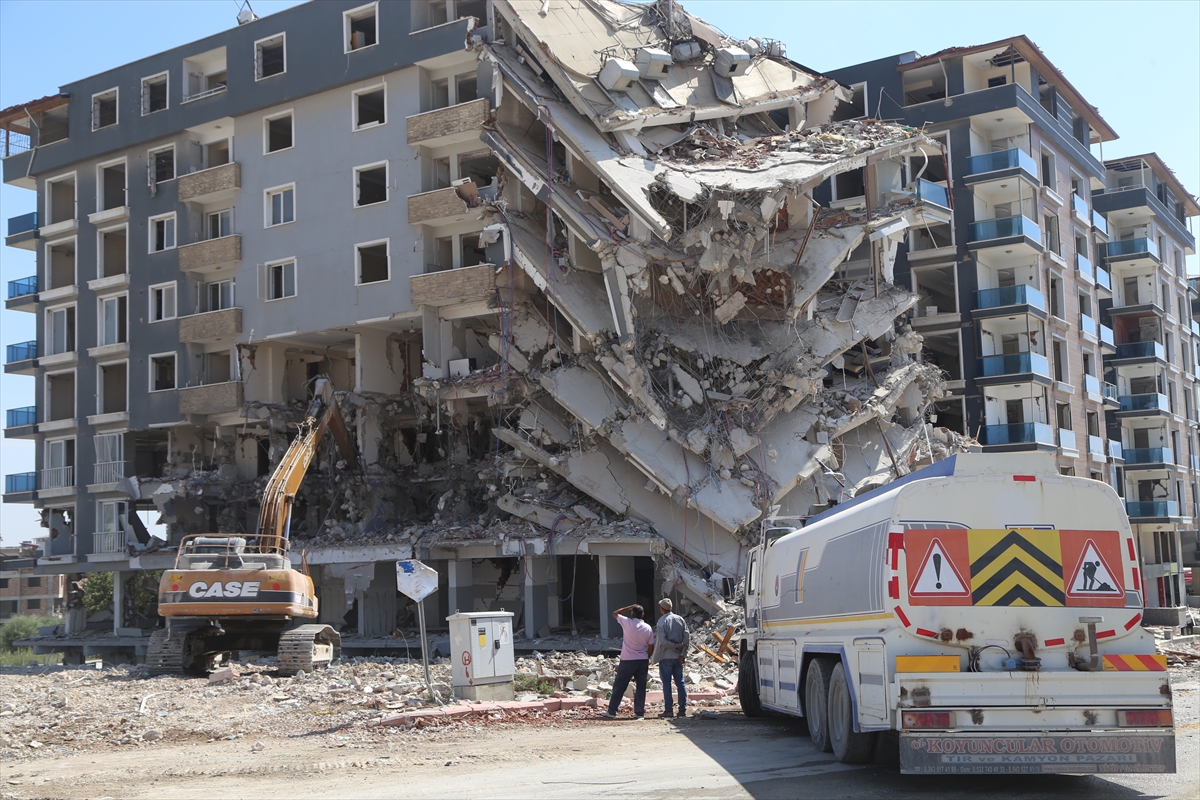 Hatay'da ağır hasarlı binaların kontrollü yıkımı sürüyor
