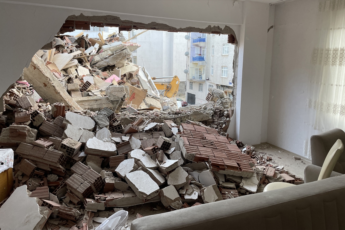 Elazığ'da yıkım esnasında çöken ağır hasarlı bina bitişikteki apartmana zarar verdi