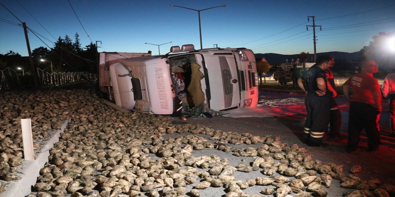 Burdur'da devrilen pancar yüklü tırın sürücüsü ağır yaralandı