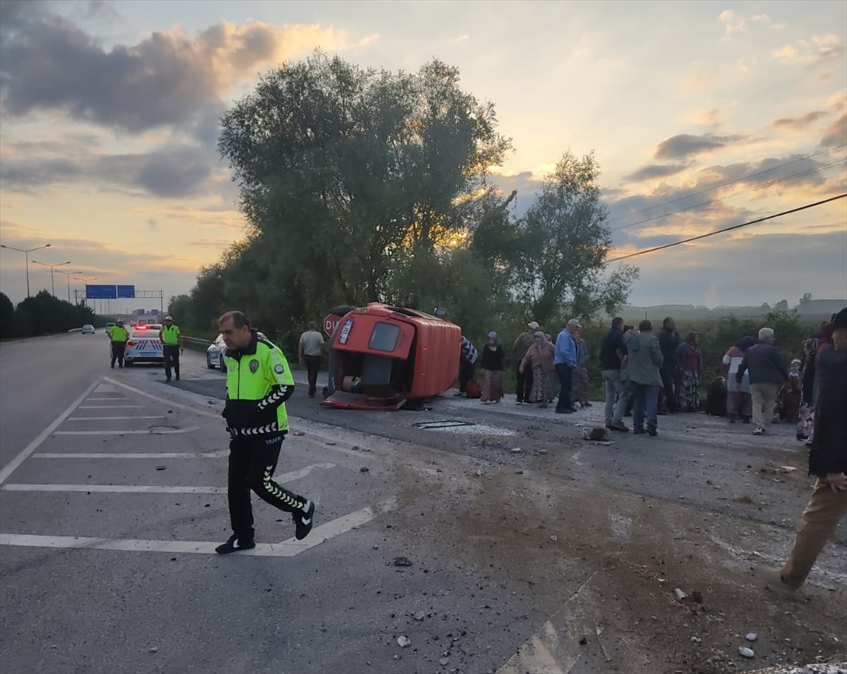 Lastiği patlayan araç devrildi, 15 kişi yaralandı