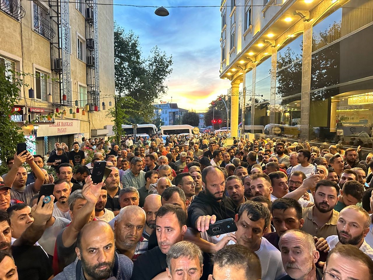 İBB ve iştirak şirketi çalışanlarından Belediye-İş Sendikası önünde eylem