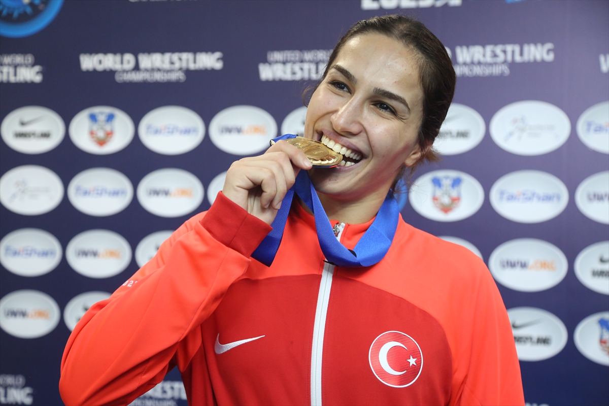 Dünya şampiyonu milli güreşçi Buse Tosun Çavuşoğlu: "Rüya gibi bir gün yaşıyorum"