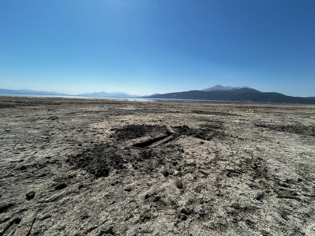 Eğirdir Gölü kıyısında tarihi eser olduğu tahmin edilen bazı parçalar bulundu