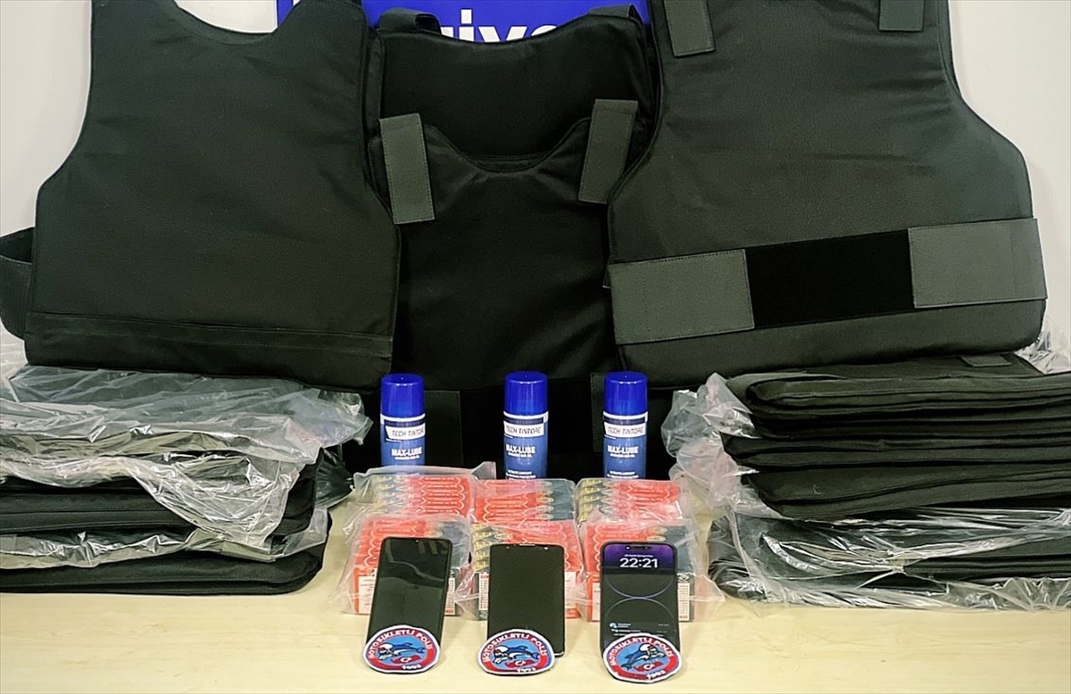 İstanbul'da polisten kaçan şüphelinin aracından 20 çelik yelek çıktı