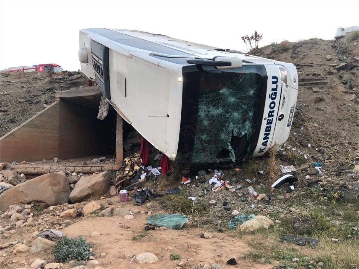 Erzurum'da yolcu otobüsü şarampole devrildi, 3 kişi hayatını kaybetti, 22 kişi yaralandı