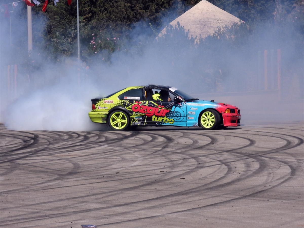 Otomobil tutkunları Antalya'daki festivalde buluştu