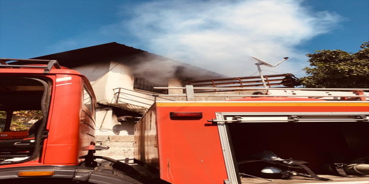 Mersin'de bir evde çıkan yangın hasara neden oldu