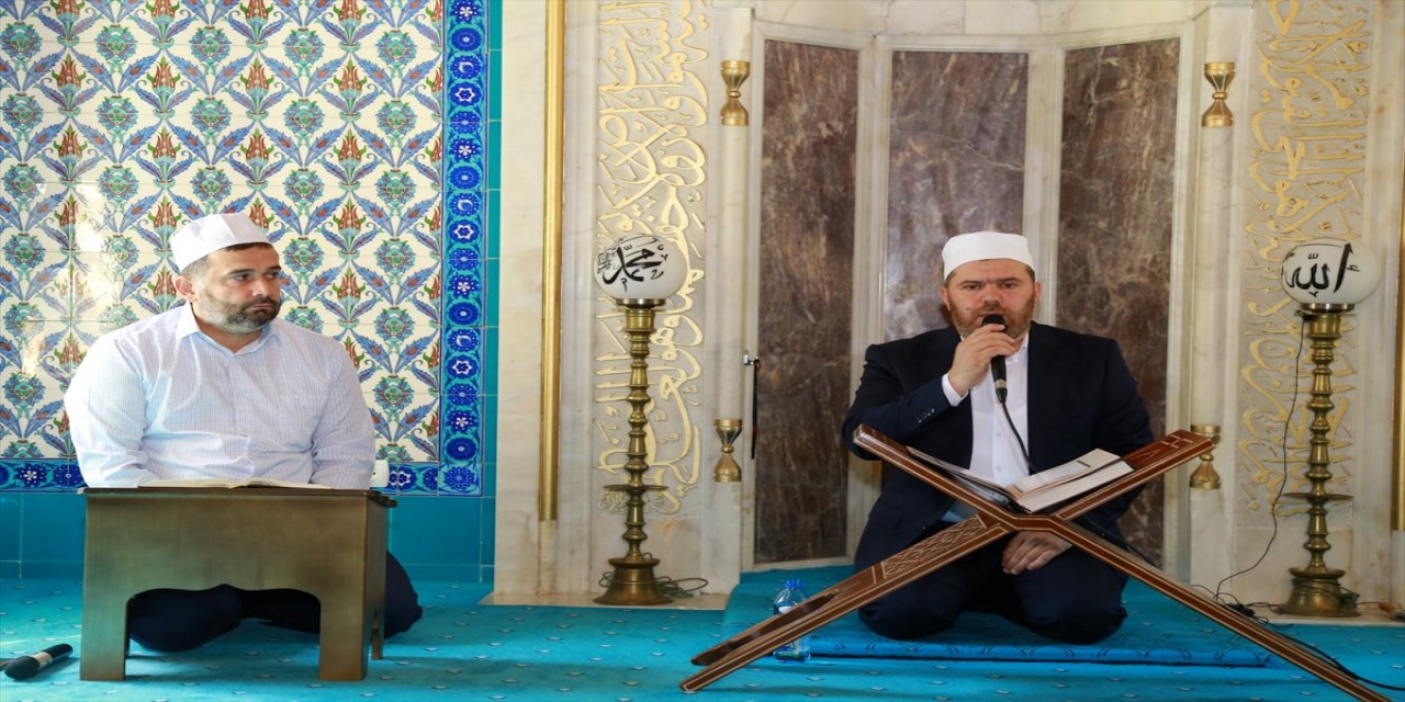 Karabağ'daki operasyonda şehit olan askerler için Bakü'de gıyabi cenaze namazı kılındı