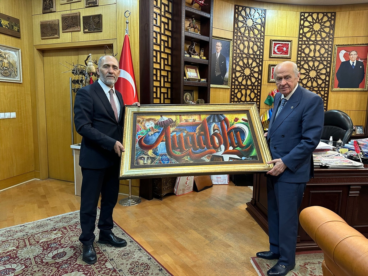 MHP Genel Başkanı Bahçeli'ye "Anadolu" isimli tablo armağan edildi