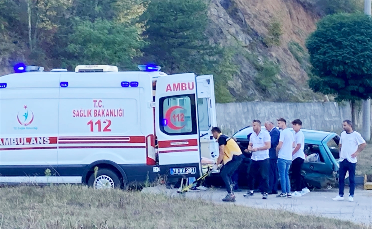 Karabük'te iki otomobilin çarpıştığı kazada 1'i ağır 4 kişi yaralandı