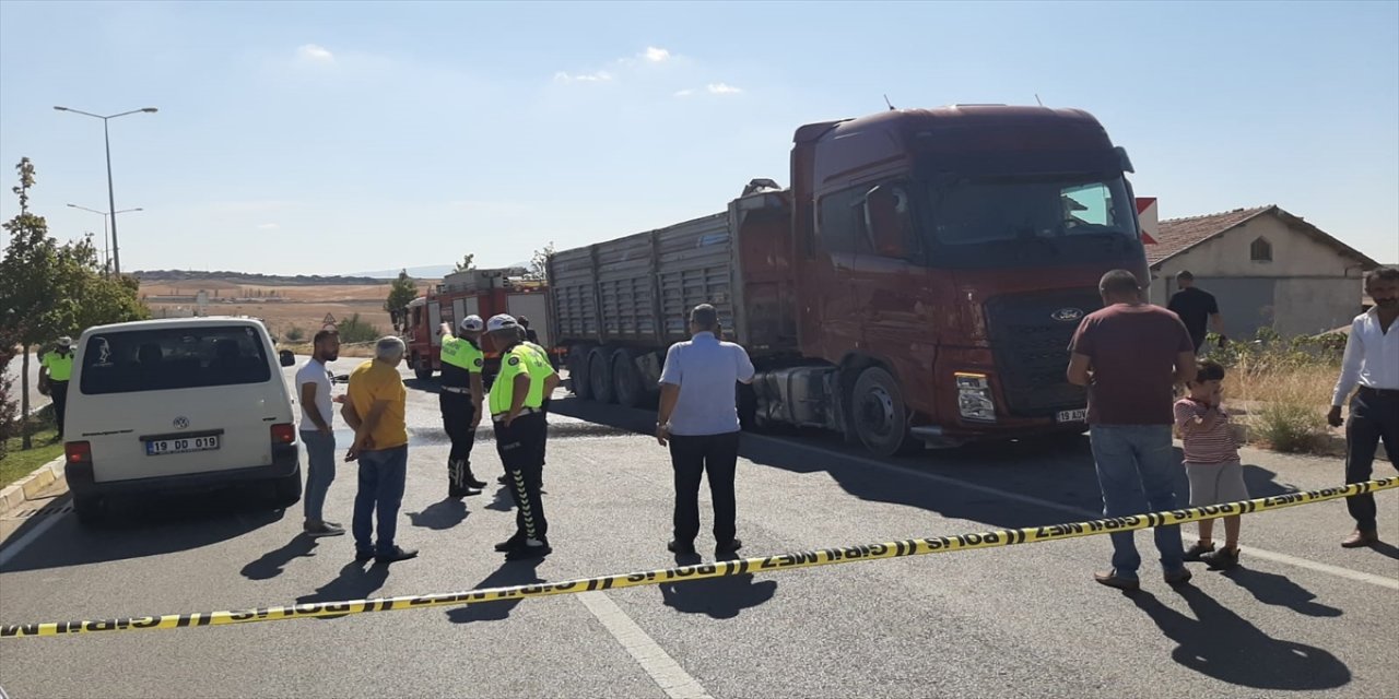 Çorum'da tır ile hafif ticari aracın çarpıştığı kazada 5 kişi yaralandı