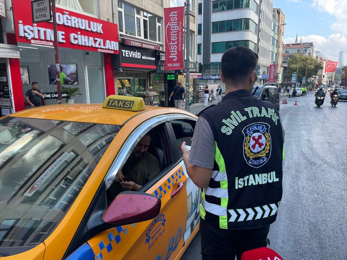 Kadıköy'de yayalara yol vermeyen sürücülere ceza kesildi