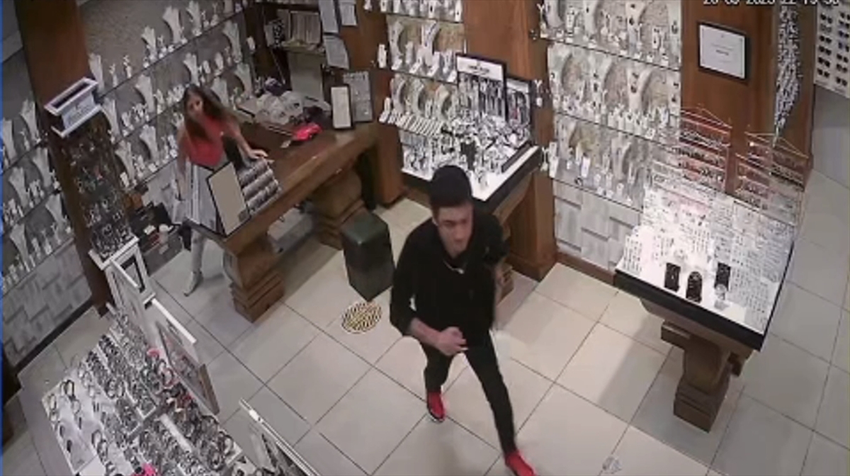 Deneme bahanesiyle akıllı saat çalan hırsız aranıyor