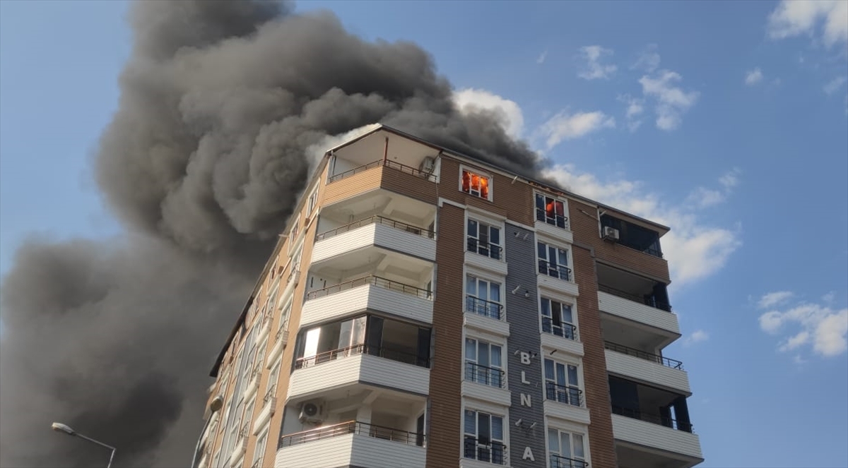 Batman'da bir binanın çatısında çıkan yangın söndürüldü