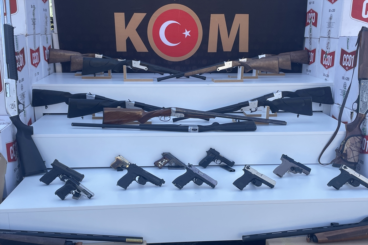 Elazığ'da kaçakçılık operasyonunda 17 av tüfeği ve 4 tabanca ele geçirildi