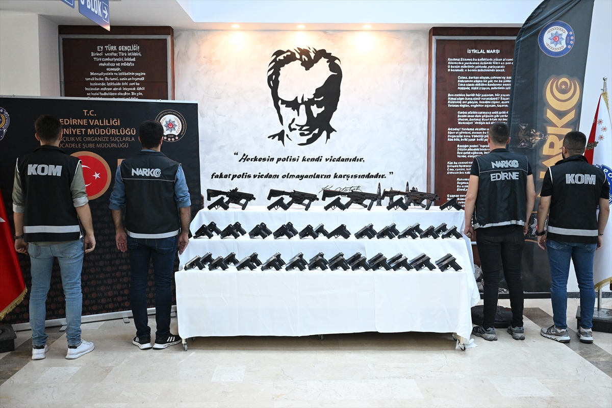 Kaçak 50 tabanca ve 4 yarı otomatik makineli tüfek ele geçirildi