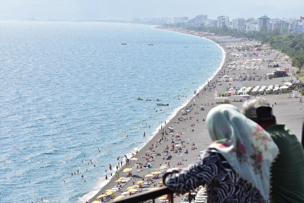 Antalya sahillerinde tatil hareketliliği sürüyor
