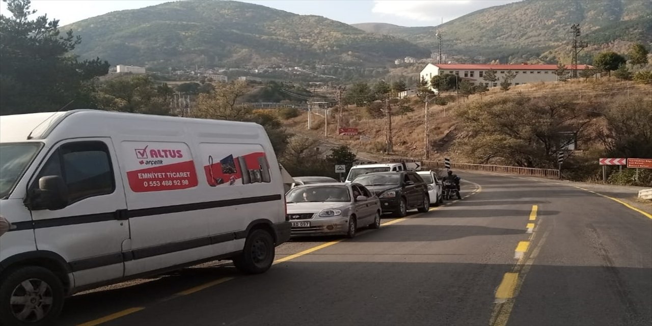 Türkgözü-Posof-Damal kara yolunda uzun ve geniş araçlar trafiği aksattı