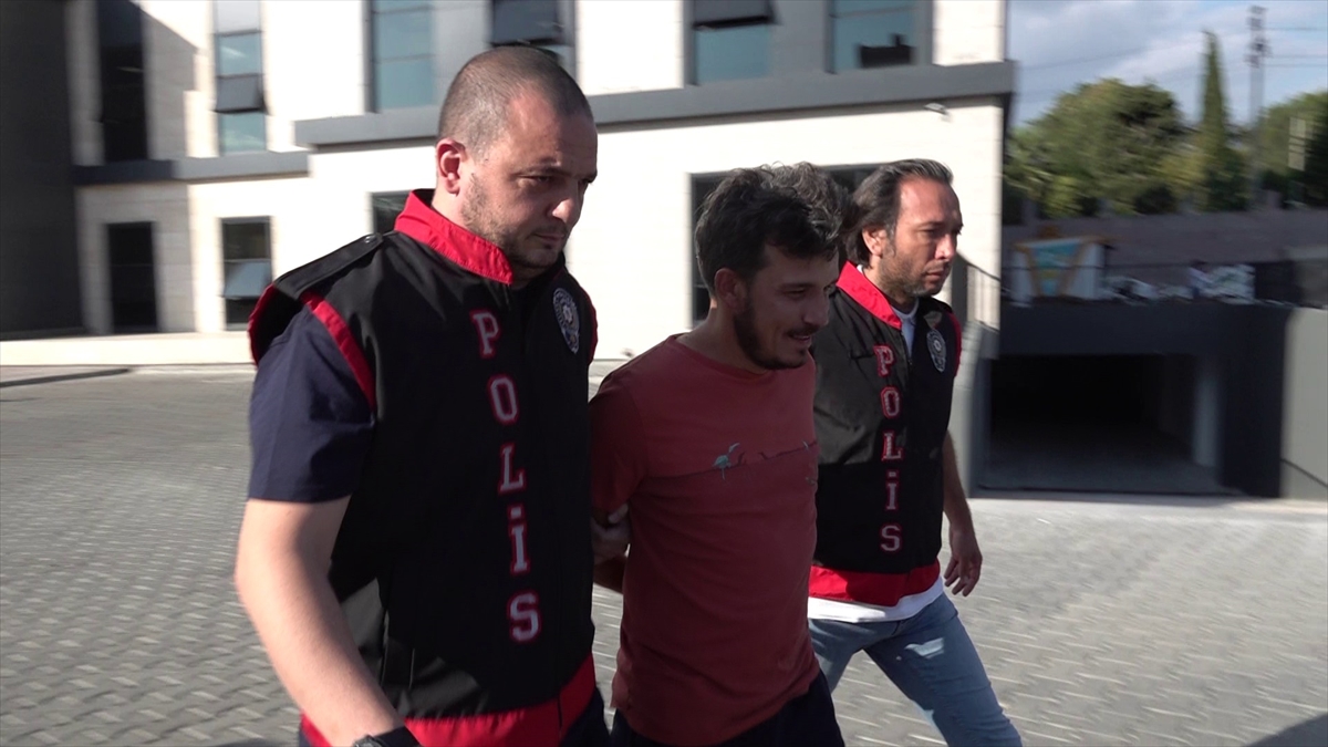 Çanakkale'de AK Parti seçim ofisinin camlarını taşla kıran kişi serbest bırakıldı