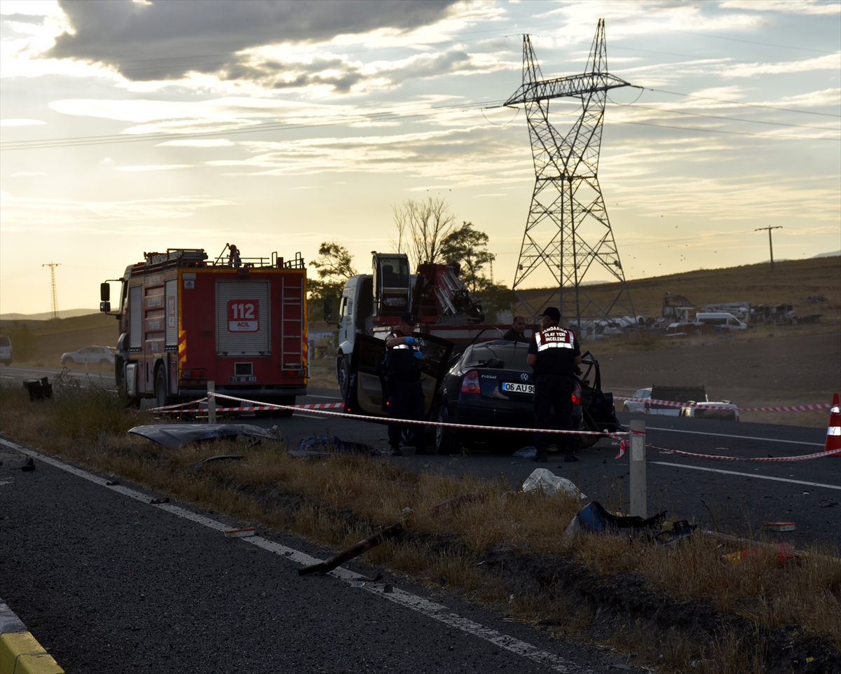 Kırıkkale'de vinç ile otomobilin çarpıştığı kazada 2 kişi öldü, 1 kişi yaralandı