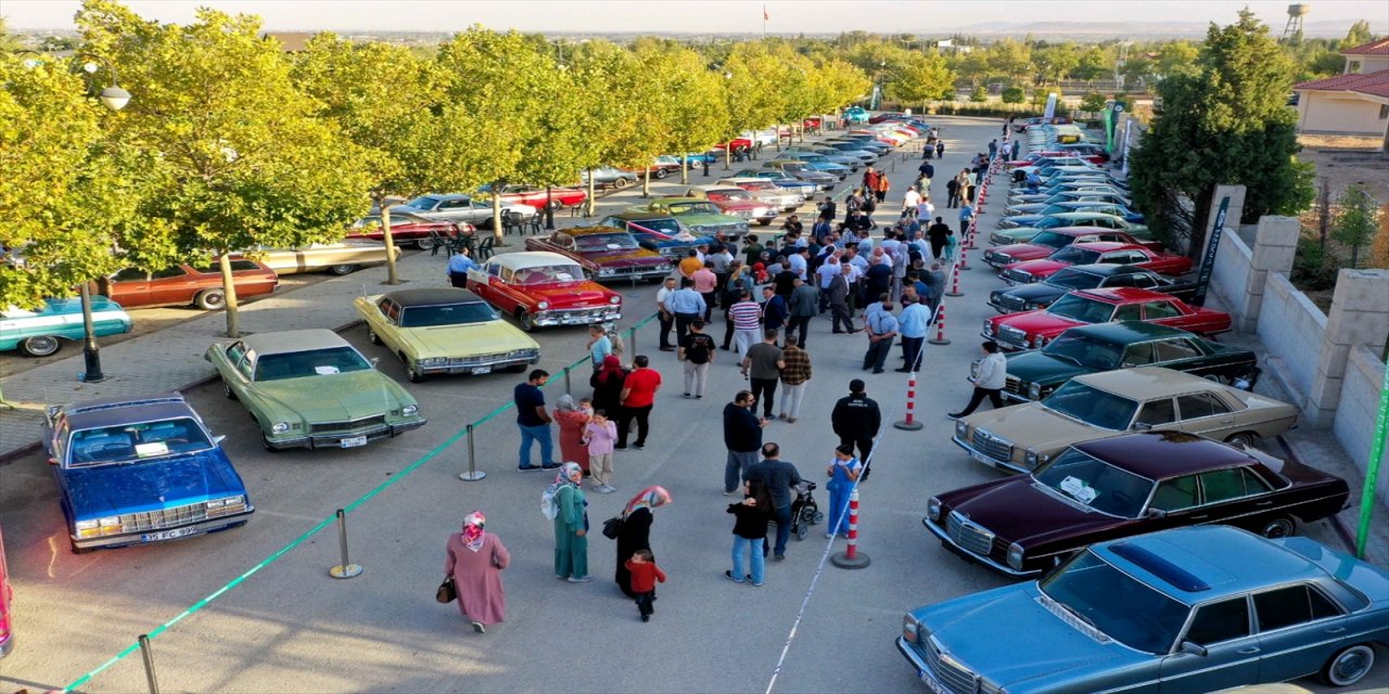 Klasik otomobil tutkunları Konya'da buluştu