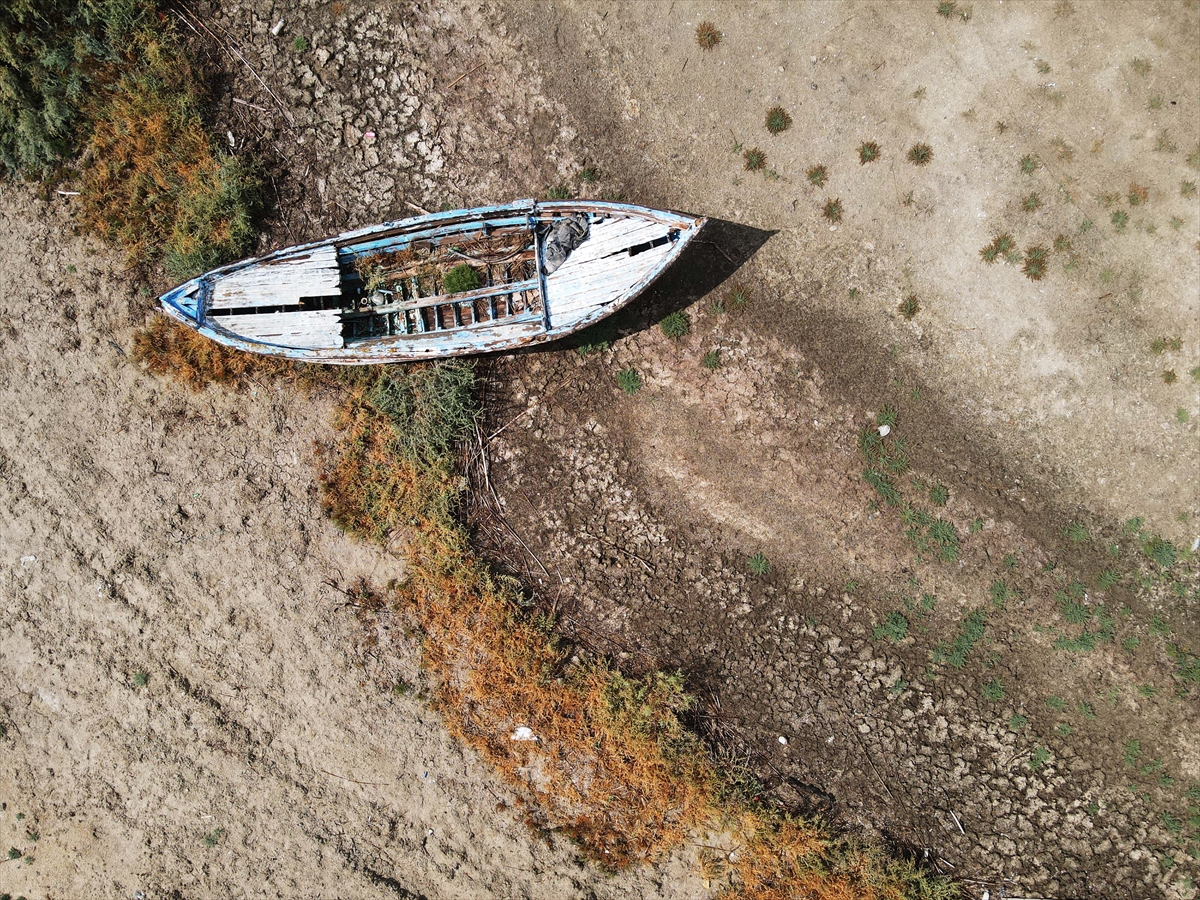 Kuş cenneti Bafa Gölü'nün suyu yaklaşık 20 metre çekildi