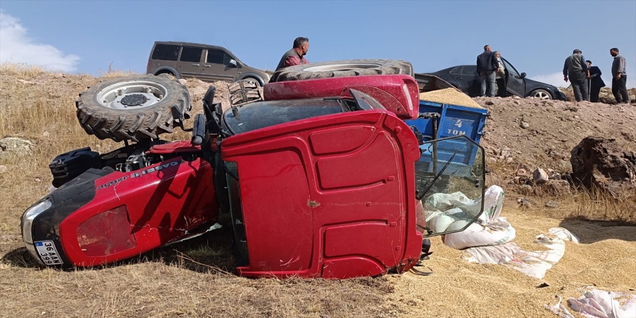 Kars'ta tahıl yüklü traktör devrildi, 2 kişi yaralandı