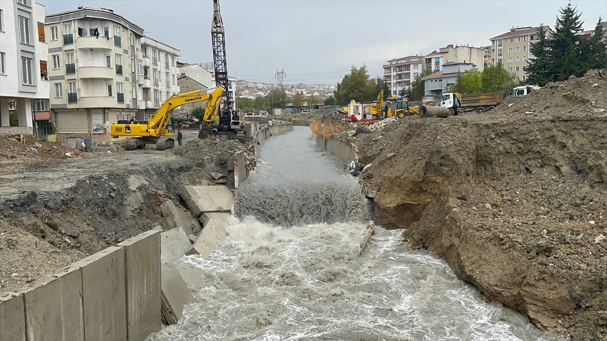 Esenyurt'ta sağanak nedeniyle derenin istinat duvarı yıkıldı