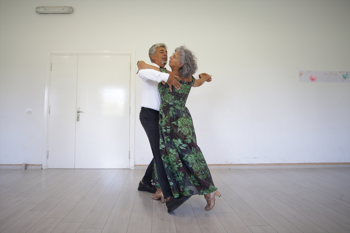 Emekli öğretmen çiftin "Vals" tutkusu