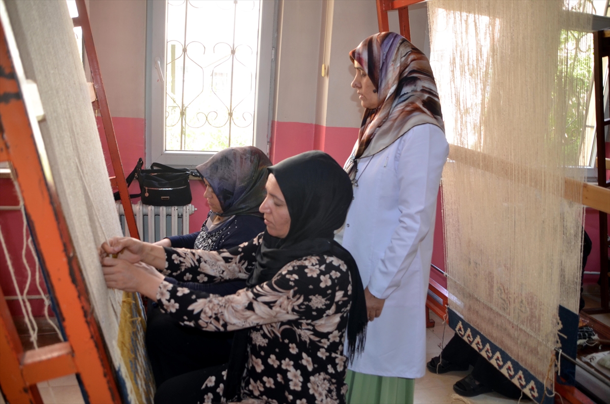 Unutulmasını istemediği sanatını 37 yıldır kadınlara öğretiyor