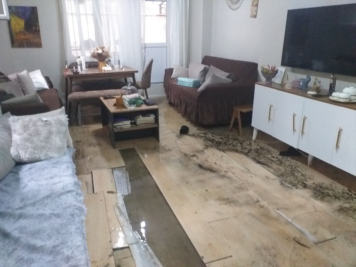 Rögar taştı  4 daireyi su bastı