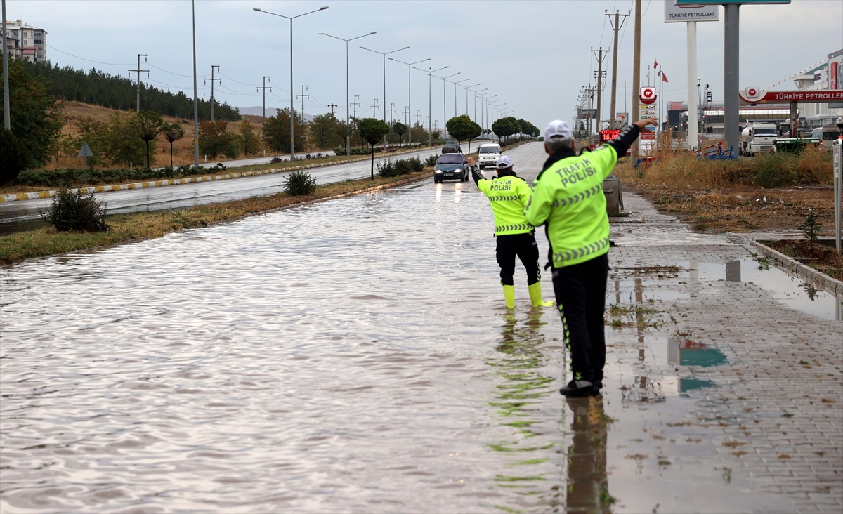 Sivas'ta sağanak hayatı olumsuz etkiledi