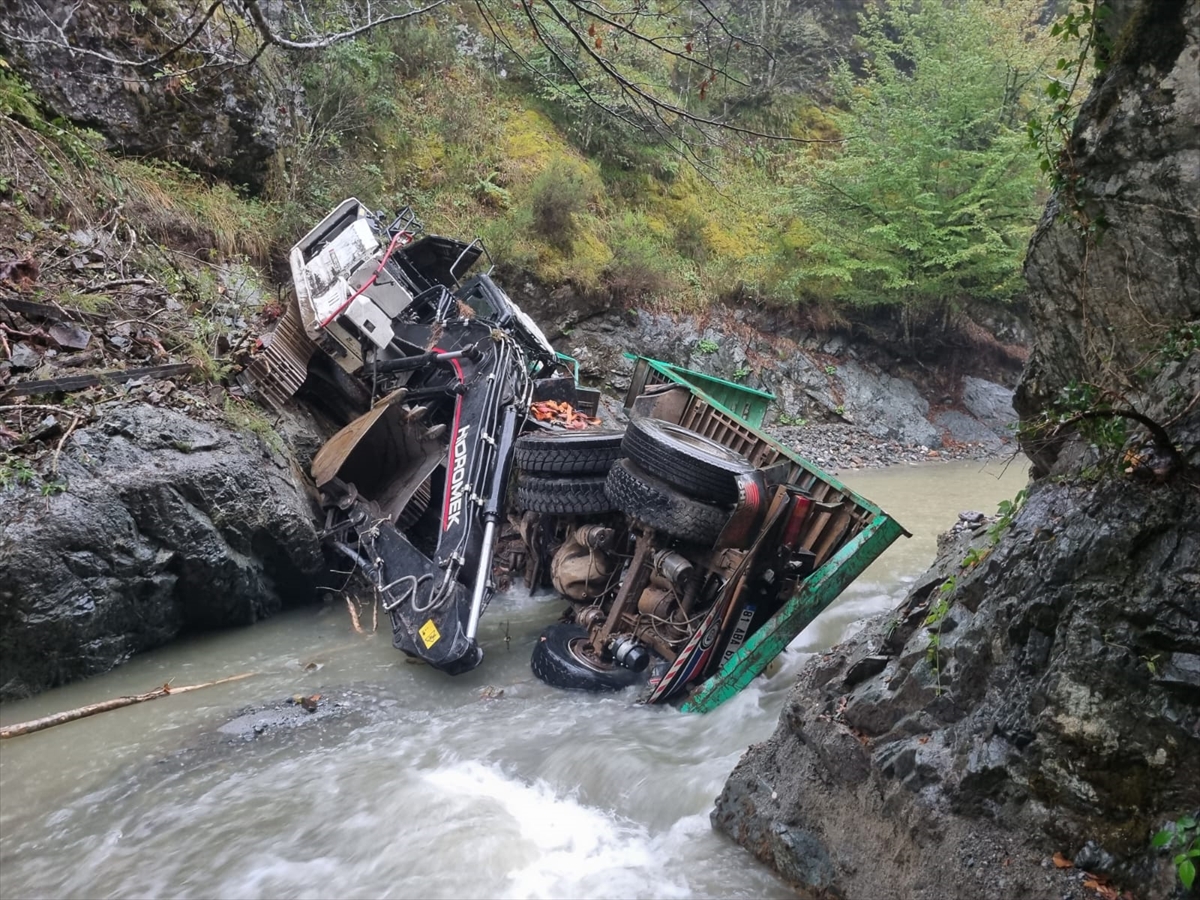 Düzce'de dereye yuvarlanan kamyondaki 1 kişi öldü, 1 kişi yaralandı