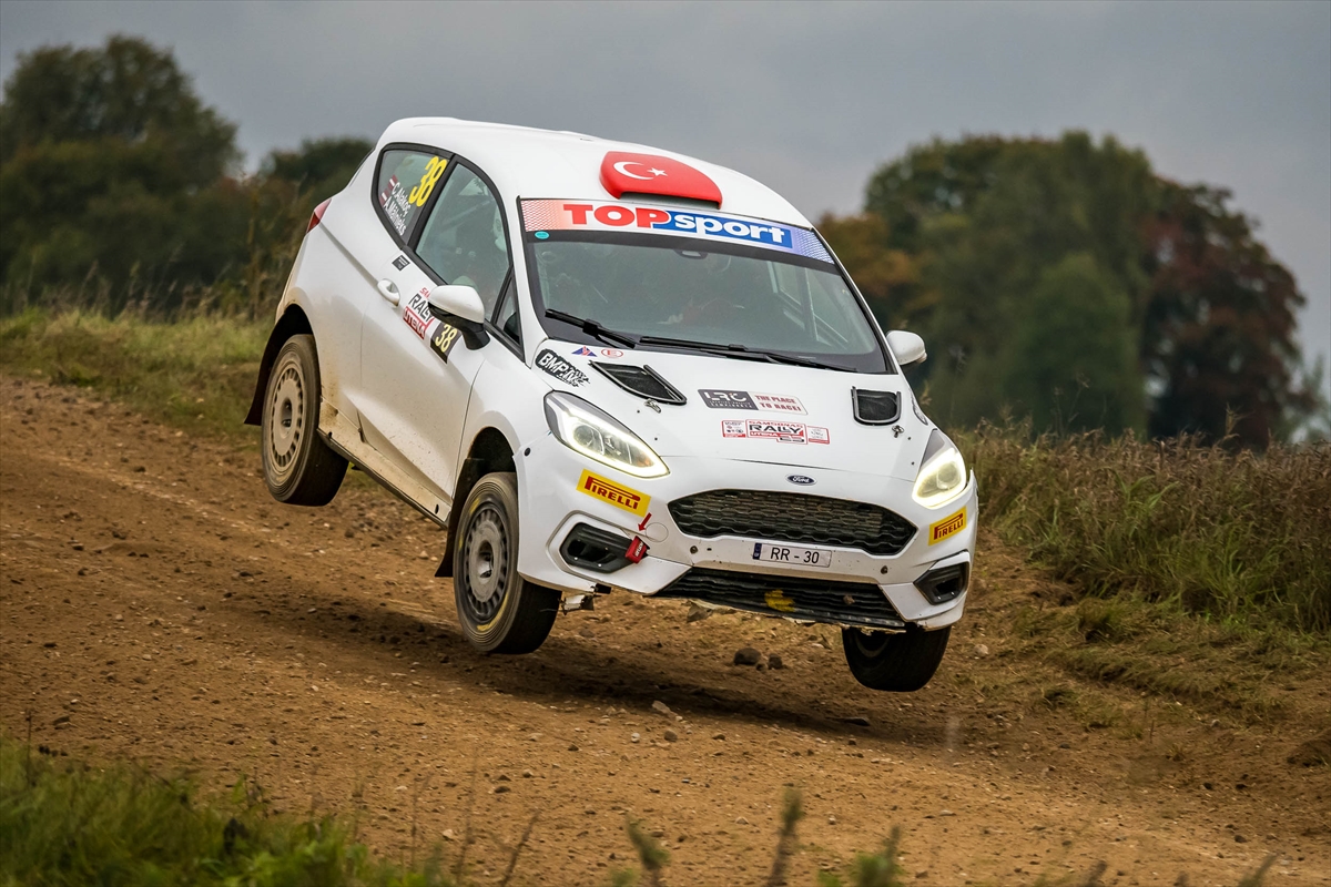 15 yaşındaki ralli pilotu Can Alakoç, Litvanya Rallisi'nde şampiyon oldu