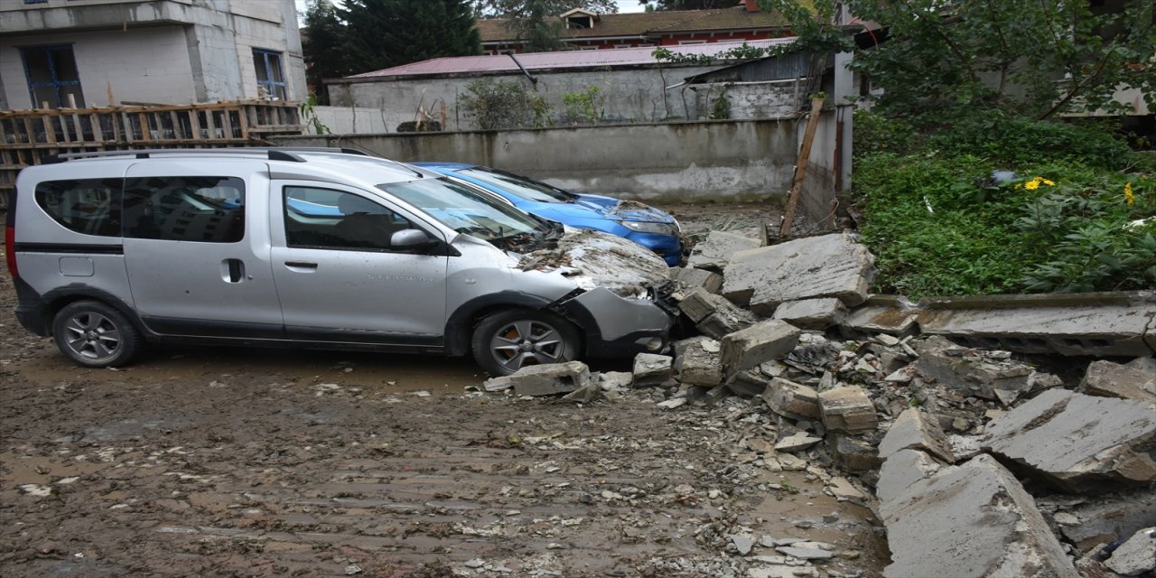 Trabzon'da şiddetli yağış sonrası temizlik çalışmaları sürüyor
