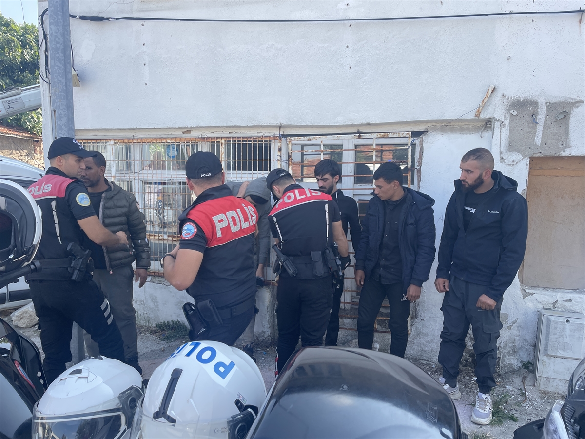 Edirne'de "dur" ihtarına uymayıp kaçan araçta 5 düzensiz göçmen yakalandı