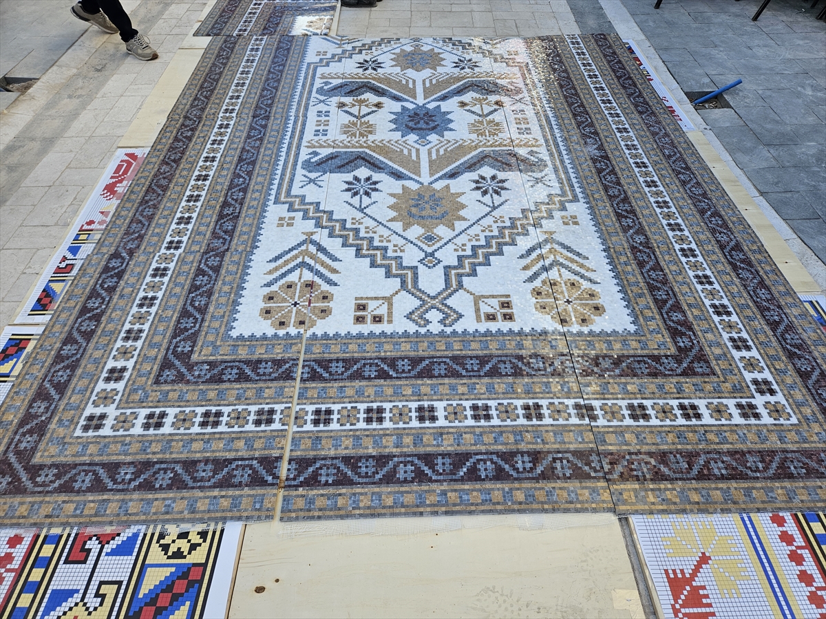 Yağcıbedir halı motiflerin işlendiği taşlar Sındırgı'da yollara döşeniyor