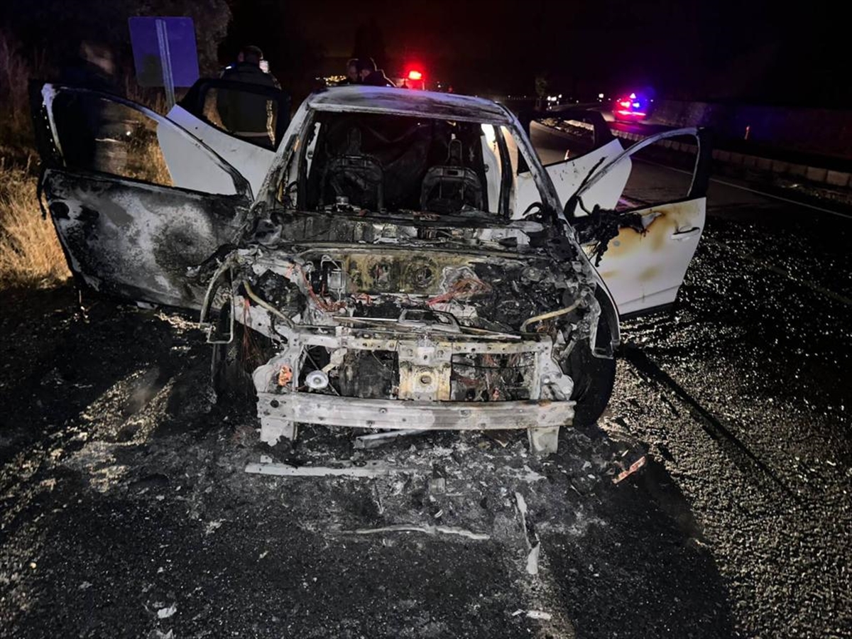 Nevşehir'de yabancı turistin kullandığı otomobil seyir halindeyken alev aldı