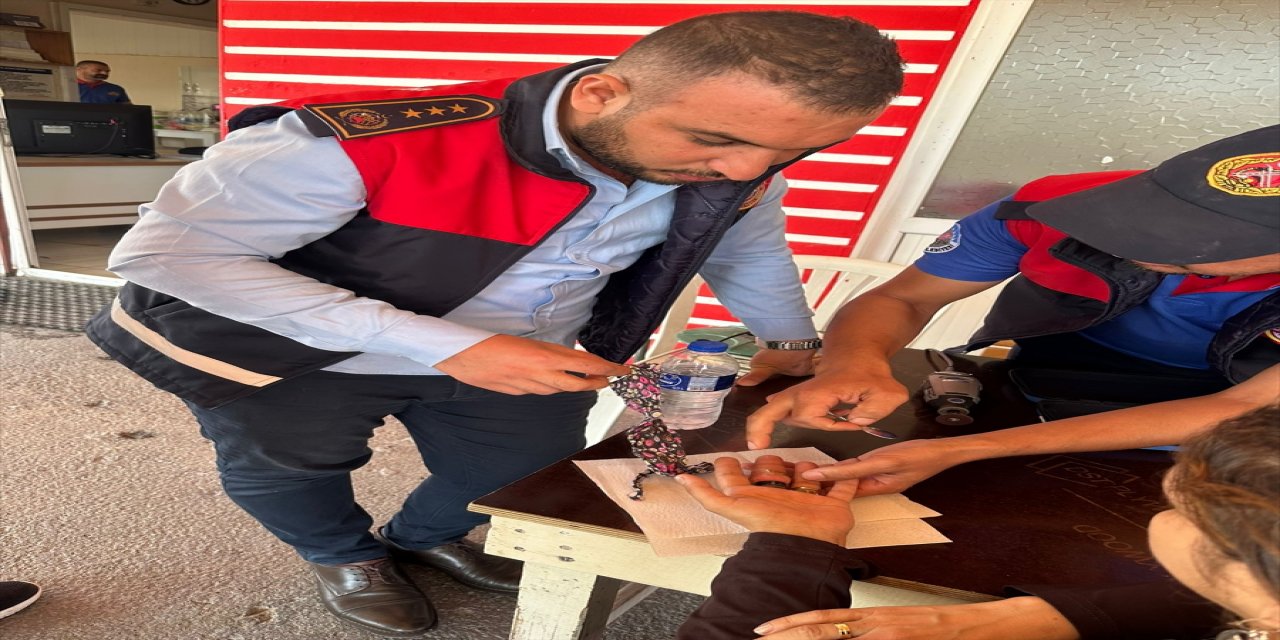 Osmaniye'de bir kişinin parmaklarına sıkışan yüzükleri itfaiye çıkardı