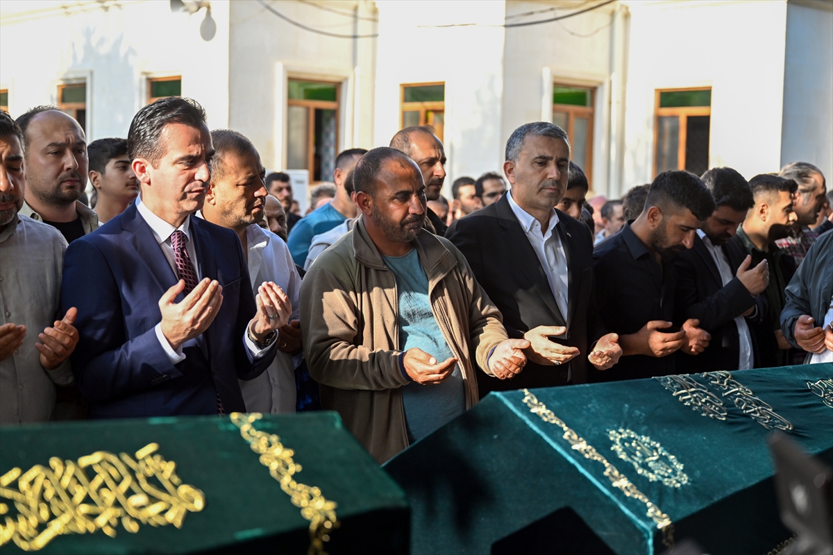 Sancaktepe'de inşaatın temelindeki suda ölü bulunan 3 kardeşin cenazeleri toprağa verildi