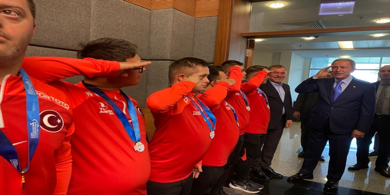 Down Sendromlu Futsal Milli Takımı'ndan, Hulusi Akar'a ziyaret