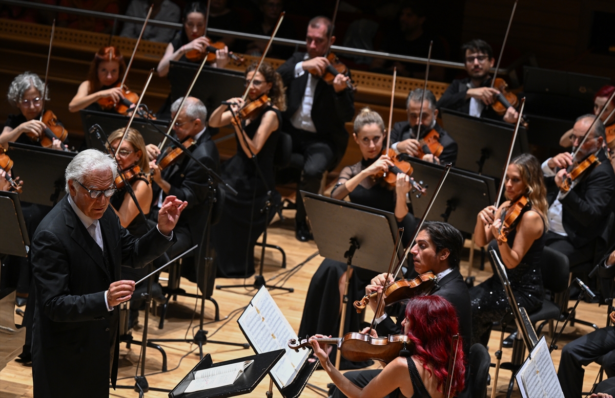 İzmir Devlet Senfoni Orkestrası sezona "merhaba" dedi