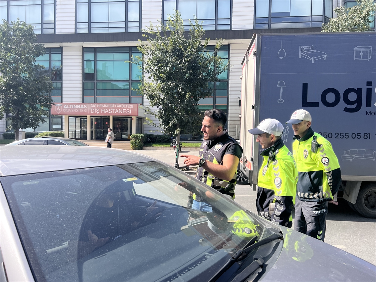 Bakırköy'de yayalara yol vermeyen sürücülere ceza kesildi