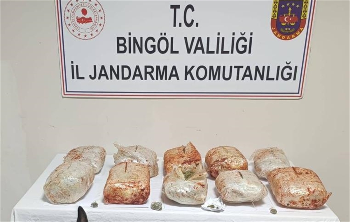 Bingöl'de salça kovaları ve patates çuvallarında 10 kilogram esrar bulundu