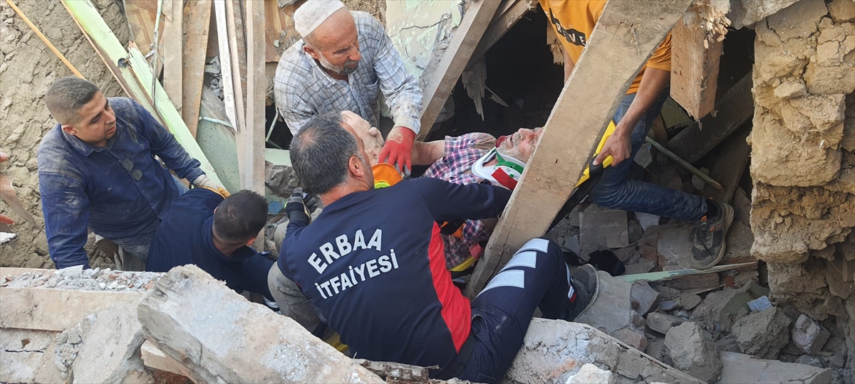 Tokat'ta yıkmaya çalıştığı evin duvarı üzerine devrilen kişi yaralandı